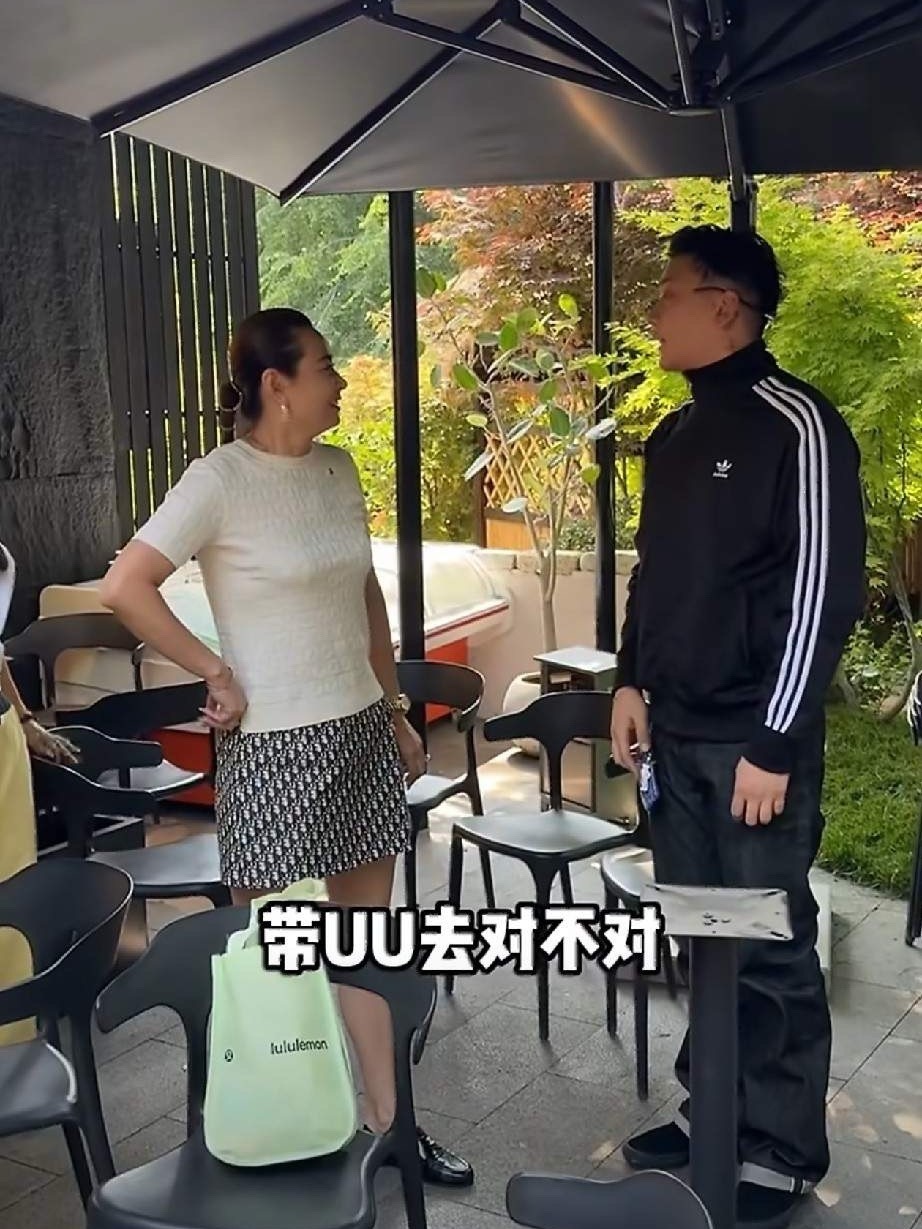 晋妈这波操作，嫂子在旁边都看愣了。崔晋本来想带李勒优出去玩，晋妈不让，让小两口先走，她俩后头跟上，结果后头压根没跟上，拉着优优在家收拾院子。

崔晋旅游回来给晋妈带了大牌衣服，老太太乐得直说要当穿搭博主。
转头当着优优的面，她拦着崔晋不让再给妹妹买东西，话说得挺敞亮，优优的衣服鞋子 ​