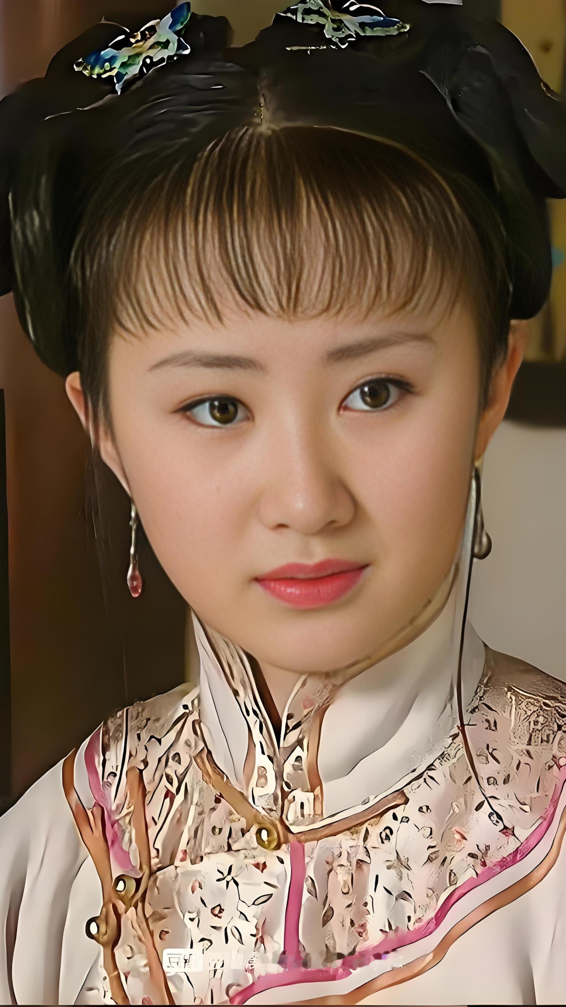 舒畅，1987年生于重庆，内地女演员、歌手、主持人，童星出道。因《孝庄秘史》董鄂妃崭露头角，代表作有《宝莲灯》小玉、《魔幻手机》傻妞、《烽火佳人》等。戏路宽广，古装现代皆能驾驭，灵气十足，是不少观众的童年记忆。后期淡出长剧领域，涉足短剧与直播，依旧活跃在影视行业。