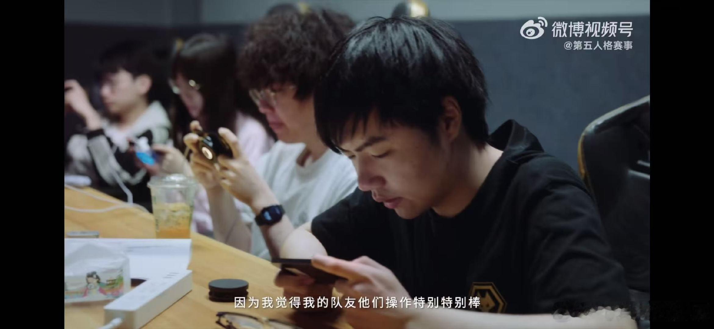 #狼队第五人格[超话]# 小明😭不仅在yyh赛场上做到了，他在狼队也做到了，穿的还是狼七短袖，狼队不能少了明爱这两个绝症团魂哥 ​