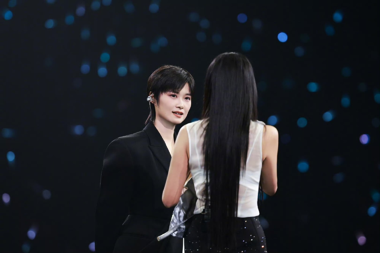 #李宇春北京演唱会嘉宾陈粒#  「皇后与梦想」巡演北京收官站即将开演，  作为嘉宾将登台表演，梦幻联动就位！去年两位同台表演仿佛昨日，十分好奇本次会碰撞出怎样全新的音乐火花～ #李宇春嘉宾陈粒# ​
