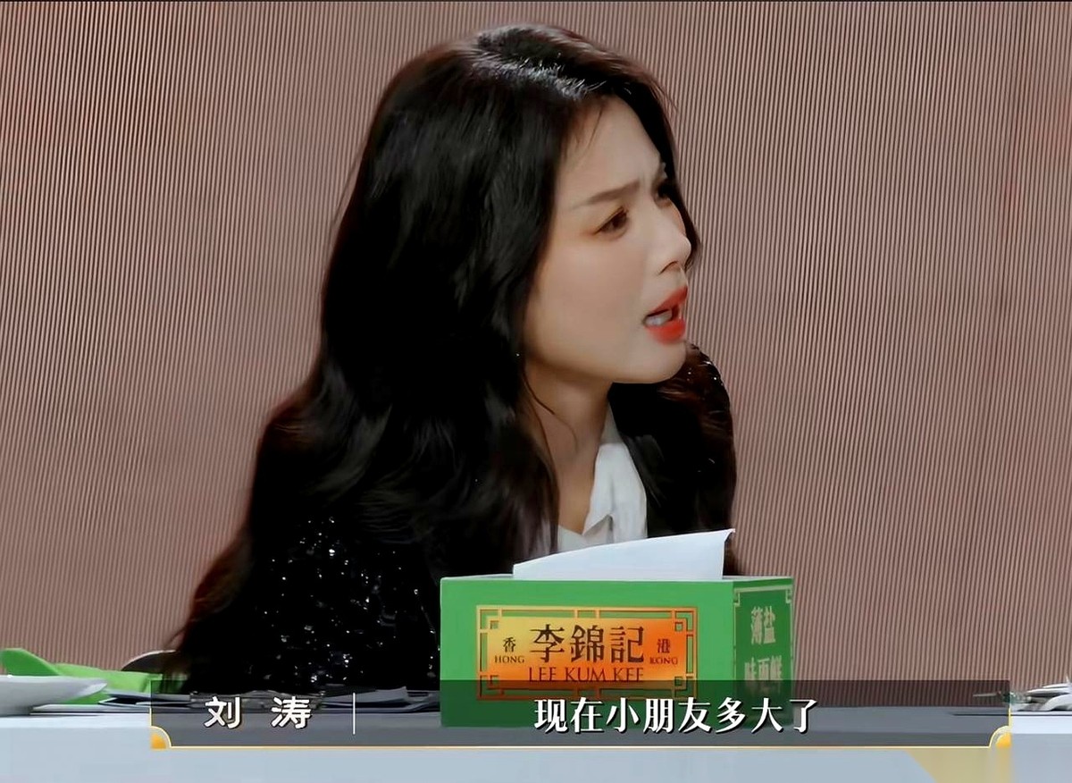 最近刷到一个片段，刘涛和王传君闲聊，几句话直接把“亲爹”的门槛给立住了。
刘涛顺嘴问了一句，家里孩子多大了？
换作平时不怎么管事的男人，八成会粗略回个“五岁多、快两岁”。但王传君脱口而出，数字报得那叫一个精准：“一个五岁七个多月，一个一岁八个月。”
刘涛一听，甩出一句过来人的大实话：“好好珍惜吧，这