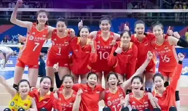 八强落位！亚锦赛格局明朗：中国女排大概率半决赛遇韩国，决赛再战日本
 
随着小组赛全部收官，2026女排亚锦赛八强席位正式落定，淘汰赛完整对阵浮出水面。本届赛事格局清晰分明，中国女排稳居优势上半区，日韩泰三大劲旅扎堆下半区残酷内卷，一条最稳妥的冲冠路线，已经清晰摆在球迷眼前。
 
很多人看完小组赛积
