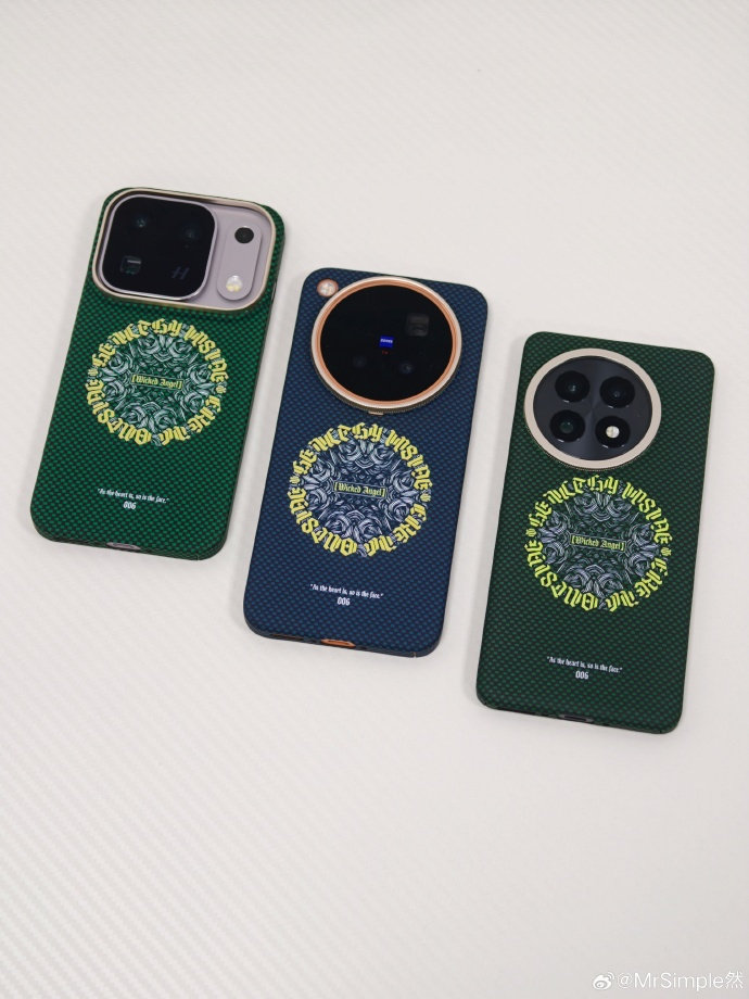 买过最贵的手机壳是iPhone X时候的一个国外品牌忘记叫什么了
一百多块钱
质感和颜值放当时还是挺能打的
最近这些年买的手机壳大多都是50左右的

早就听说OPPO用户对第三方配件消费能力高
没想到搜了几个品质壳
基本都是200-400的售价
真有钱啊各位 ​
