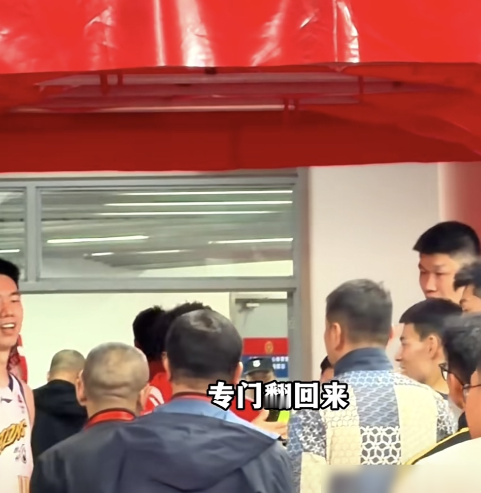 你以为巴里·布朗亮出总冠军戒指，是在炫耀？ 错了。那是在给山西球迷上...