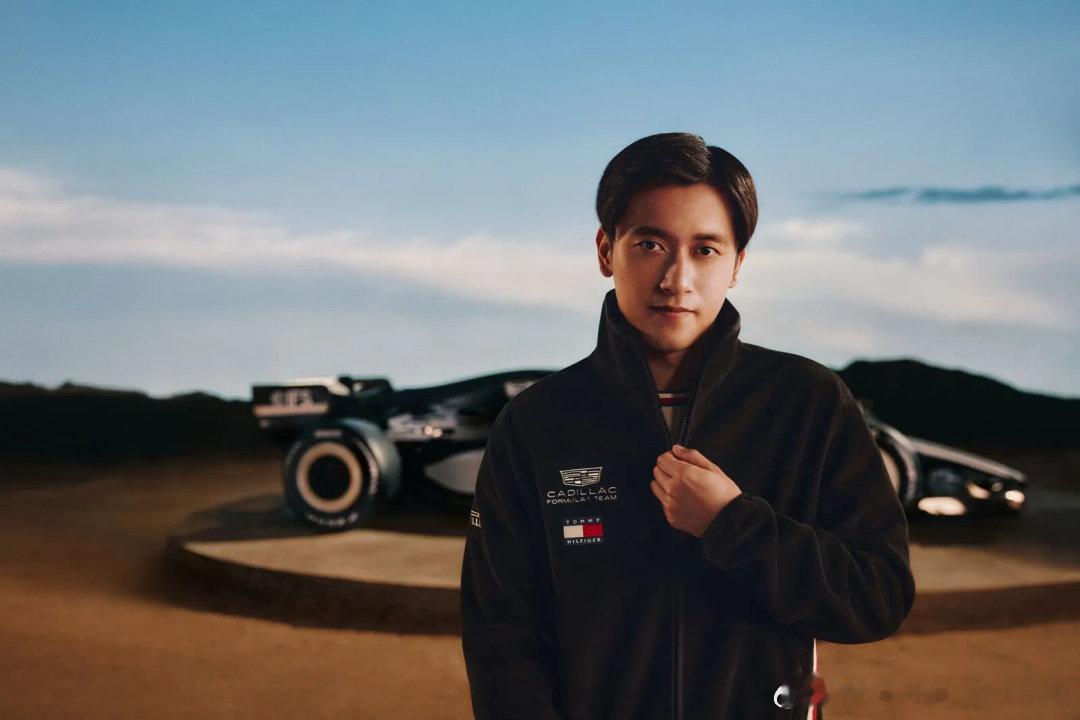 【#Tommy Hilfiger携手凯迪拉克F1车队推出2026秋季系列# 】

时尚无国界获悉，Tommy Hilfiger携手凯迪拉克F1车队推出2026秋季系列，将品牌标志性的现代美式运动风格进一步延伸至赛车文化与日常生活场景。据悉，新系列涵盖升级版车手复刻服饰、联名车队服以及以城市为灵感的“赛车特别系 ​