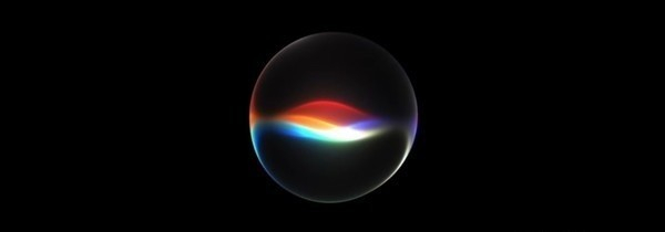 【#苹果SiriAI或可切换Claude与ChatGPT#】最新的iOS 27和macOS Golden Gate测试版中，有开发者发现了大量与Siri AI替代方案有关的代码。相关代码显示，苹果似乎已经为Siri AI预留了较为完整的模型替换机制，未来用户或许可以根据自己的需求，在Siri AI与Claude、ChatGPT等其他人工智能模型之间进行选择 ​