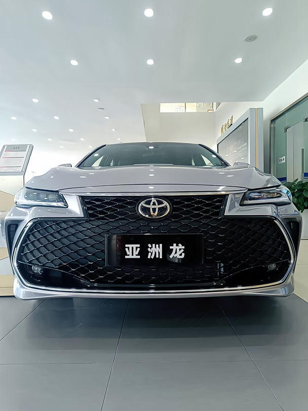 亚洲龙才是家用通勤宝藏B级车✨
开过之后真的懂了，为什么它是低调耐看、几乎不踩雷的家用神车！没有花里胡哨的噱头，但省心、耐造、好养，完全适配普通人的日常用车需求～
	
🚗 颜值：低调大气，气场拉满
近5米的车身尺寸真的很有优势！标志性的大尺寸进气格栅，线条沉稳利落，自带商务高级感，隐隐有雷克萨斯ES的质感✨
不浮夸、不油腻，日常通勤、家庭出行、偶尔代步商务场景都适配，属于越看越耐看的类型，男生开稳重、女生开也不违和。
	
⛽ 油耗：
我入手的双擎版本，真的被油耗惊艳到！日常市区通勤、堵车代步，综合油耗才4.3L左右🥹
不用充电、没有续航焦虑，完全当油车开，加92号油就够，满箱续航接近1000公里，对于每天通勤、经常跑短途的人来说，养车成本直接拉低，长期开巨省钱。
	
🛋️ 空间&舒适度：家用满分
TNGA-K平台加持，空间表现真的吊打同级！后排腿部空间超级宽裕，随便翘二郎腿完全没问题，座椅填充物柔软、坐垫长度够，对大腿支撑很到位。
周末全家出游，老人小孩久坐都不会累，底盘滤震...