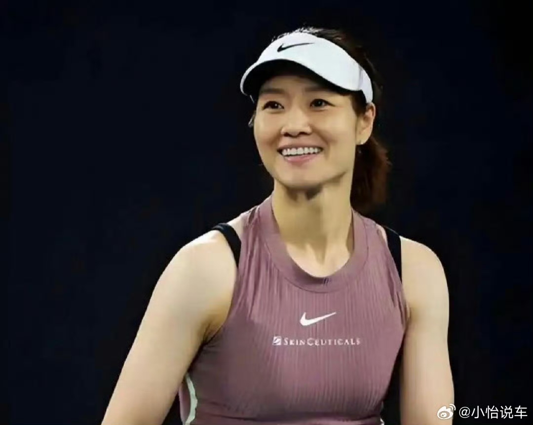 终于等到李娜本人澄清这个传了快10年的误会了。
之前全网都在说她2014年退役是因为意外怀孕瞒不住，现在她亲口还原了真实时间线：当年9月正式宣布退役，核心原因是多年征战留下的膝伤反复发炎，连日常3小时高强度训练都扛不住，完全没法继续跑巡回赛，和怀孕半毛钱关系都没有。
结果退役刚满一个月，10月她就查