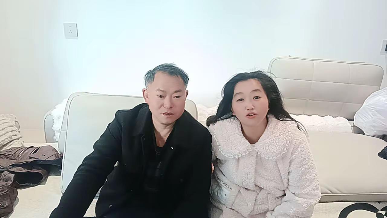 <p>温馨一家人 幸福的两口子 老夫老妻秀恩爱 你的一生我只借一程 我...