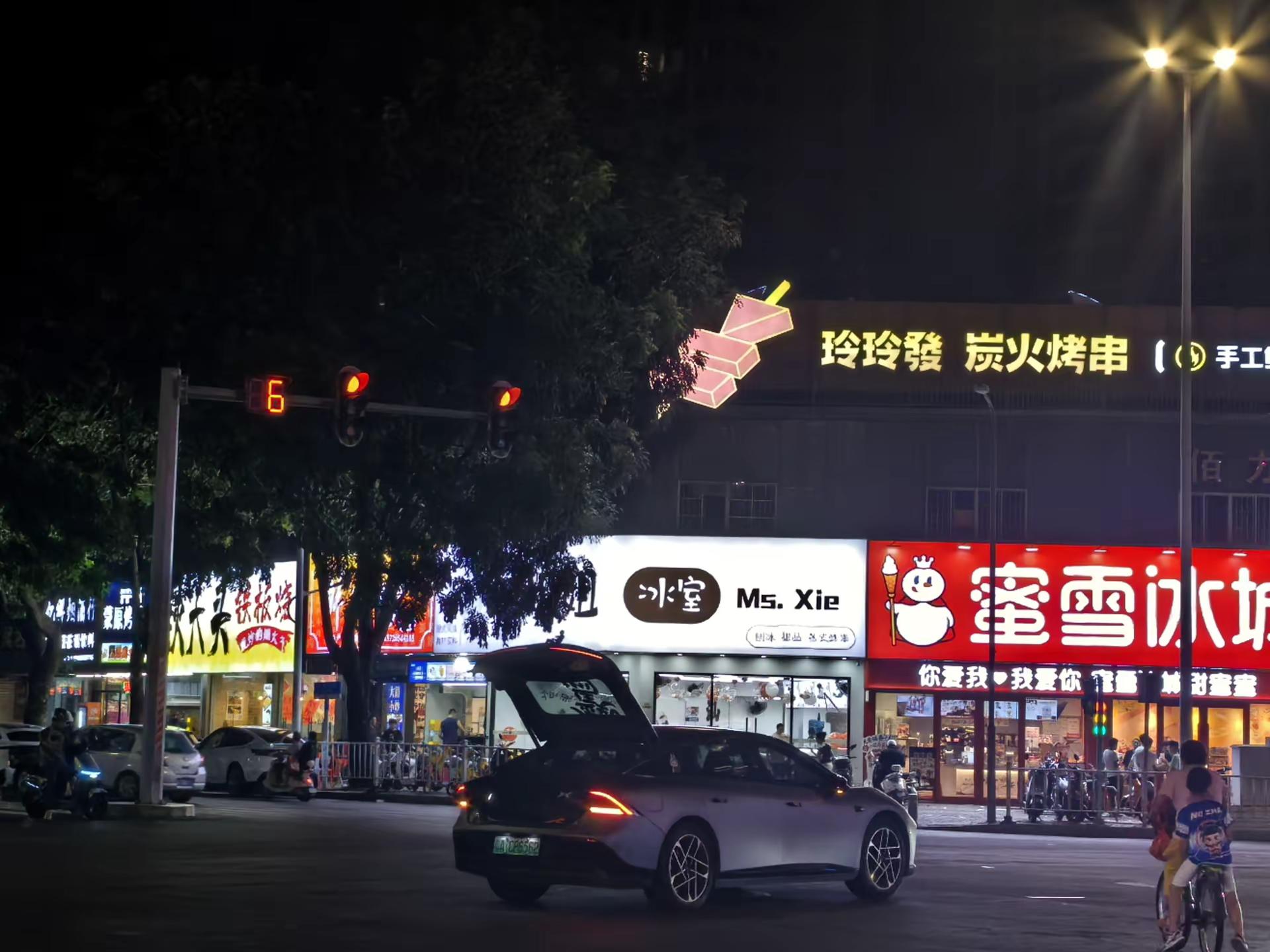 25款P7+突发动力故障停在马路口。25款P7+行驶途中突发动力故障直接失去动力趴窝 无法移动还好是在市区低速路面 如果在高速超车道出现此故障后果无法想象 @小鹏汽车 请给予说法