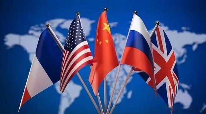 思考不同维度的同一个世界：美伊战争不是老调重弹，而是在不同阶段所衍生的内在和在外效应有不同程度的变化；在开打超过半年的美伊战争，从一开始的一面倒狂轰滥炸到现阶段边谈边打，美国和伊朗似乎有着一种“默契”：就是表面作秀给全世界看想让战争尽快结束，内里就是让这场战争持续下去，等着后面下 ​