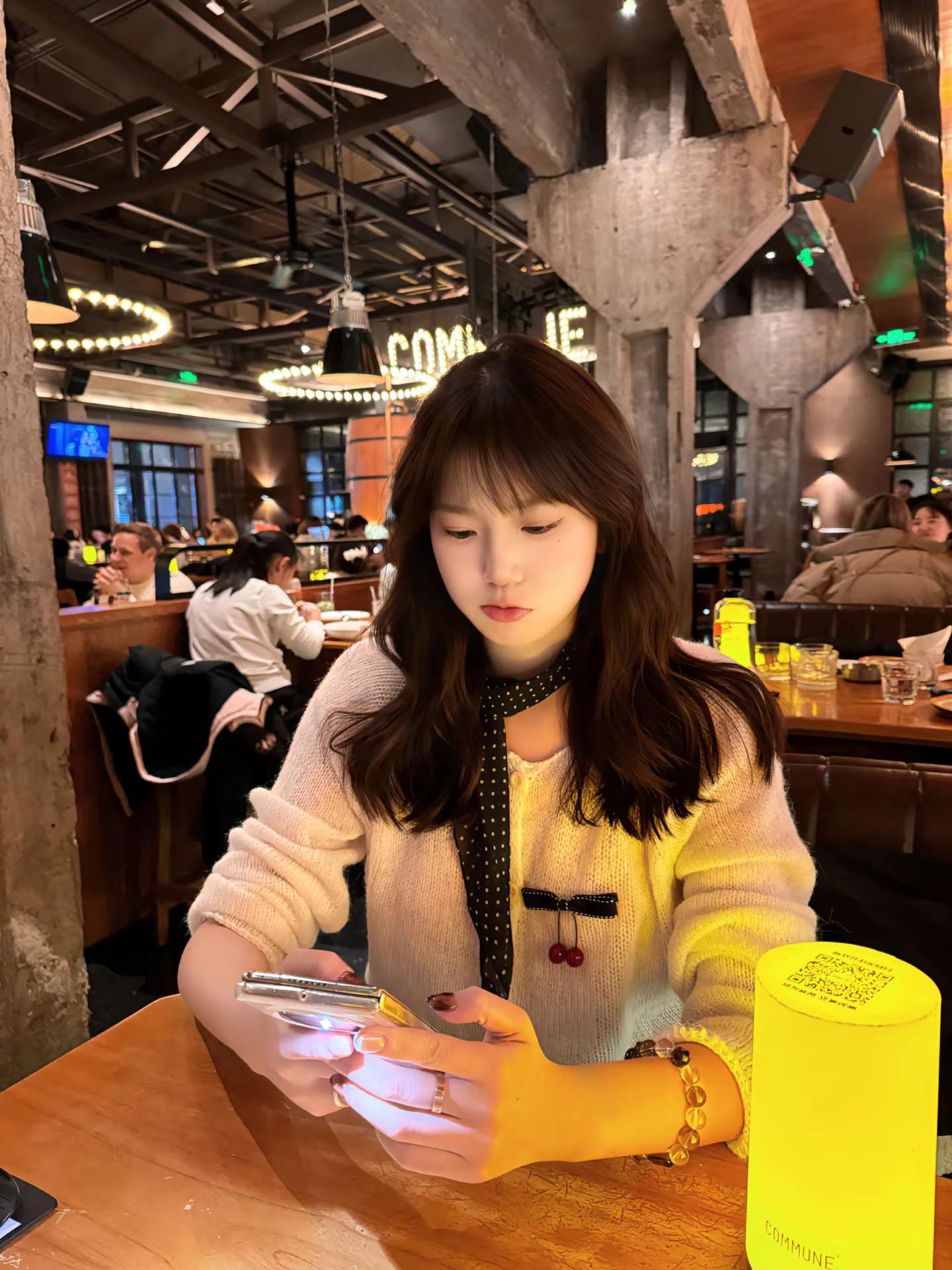 <p>甜美女孩 <!--{img:0}--><!--{img:1}--...