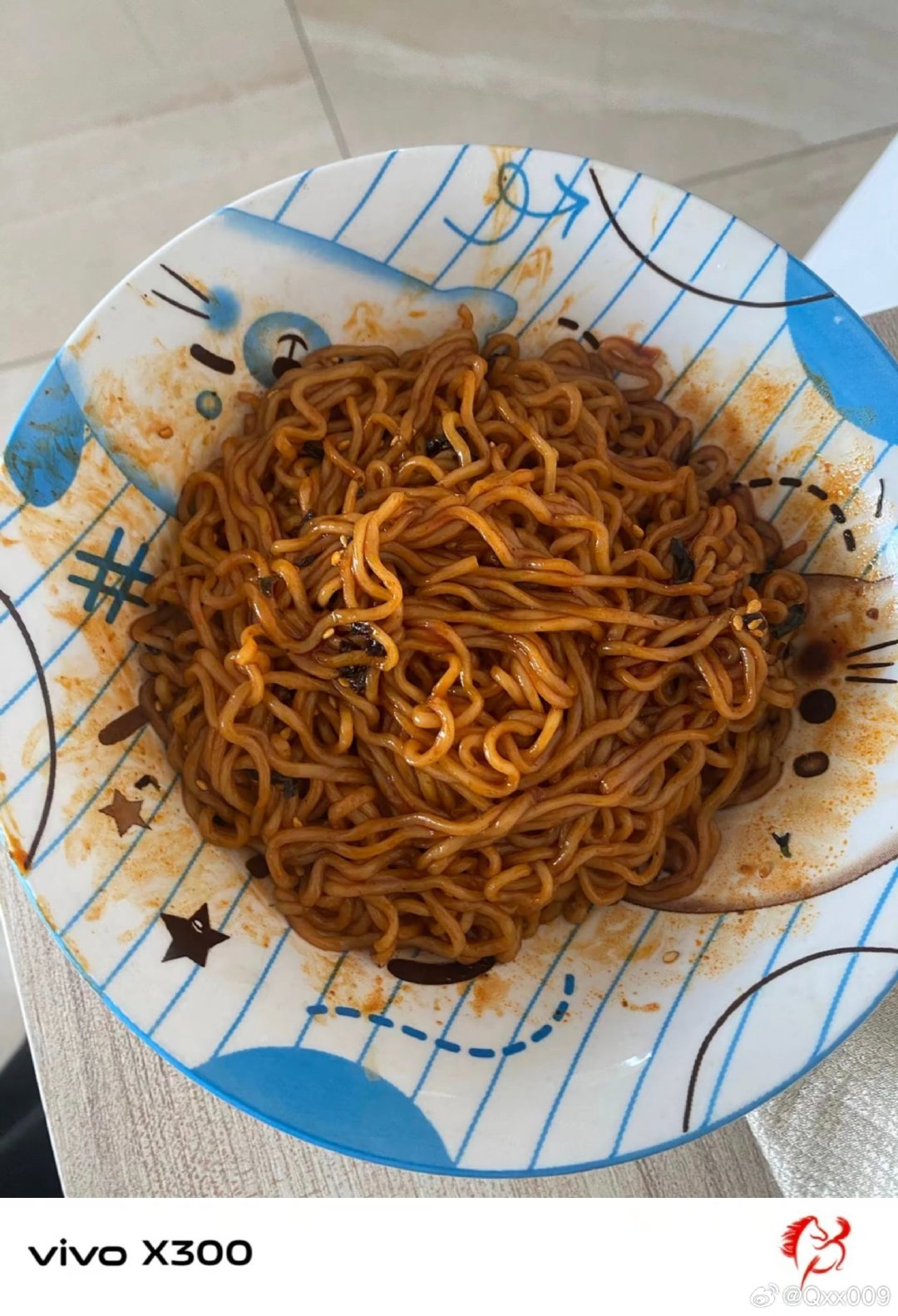 #vivo[超话]##vivo超话# 简简单单的一碗拌面，酱料裹满每一根面条，色泽看着就很有食欲，饿的时候吃上一碗，热乎乎下肚，饱腹感直接拉满。 ​
