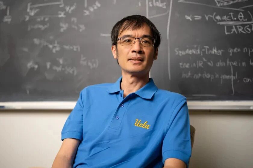 #聊数学# 今年夏天，王虹因为挂谷猜想的三维版本拿了菲尔兹奖。不到3个月，OpenAI说它的AI把四维版本也解决了。10月7日，美国OpenAI公司在代码托管网站GitHub上一口气放出了722篇数学手稿。它们出自同一个从未公开的内部模型，覆盖数论、几何、概率、理论计算机等17个数学分支。OpenAI说，模型一共尝试 ​