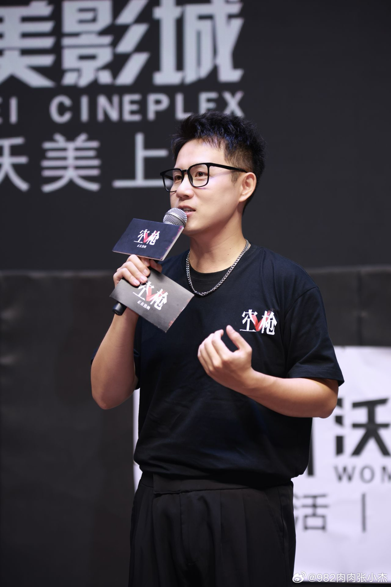 首先恭喜健次 成为新科金鹿恭喜🎉
只能说 实至名归🏆
-
电影《空枪》武汉站收官路演 已结束两天
最后一场的精彩，还意犹未尽！
“前无古人”的一场惊喜
从主创们换上电影中的戏服
再到给大家现场纷发“来财”金币巧克力、人手一份的刮刮乐彩票、人手一份的饮品福利、龙哥和健次的全球首场的电影单 ​
