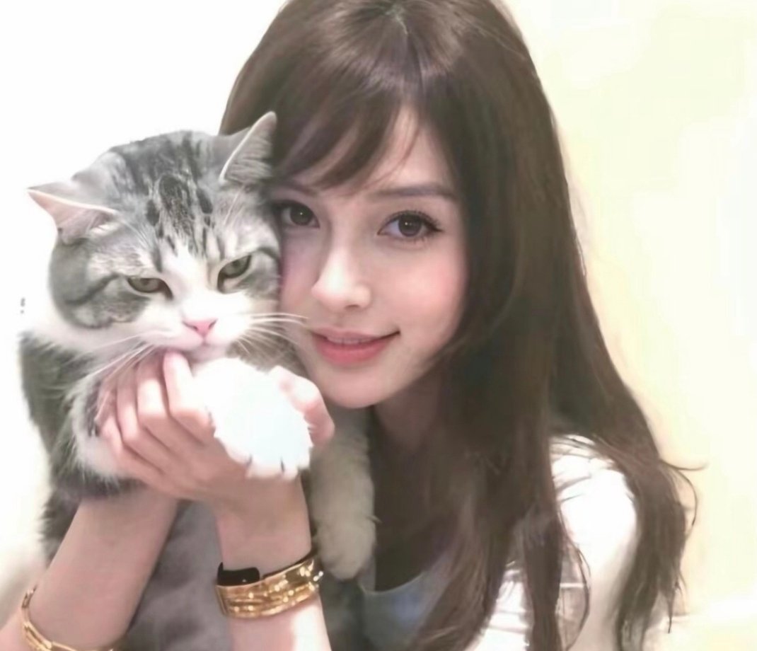 #angelababy[超话]# [开学季]#angelababy# 

在浪漫的夏天，想和浪漫的你，去看浪漫的晚霞.” 

​