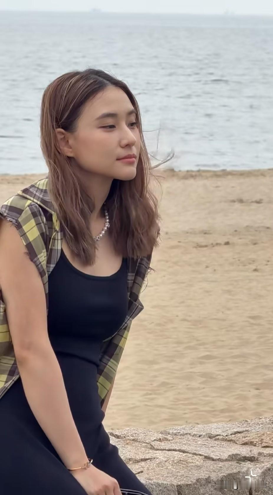 你发现了吗？何超莲和窦骁越来越有夫妻相了！今天，网友在阿那亚偶遇到了素颜的何超莲，本人瘦瘦小小的，很有辨识度！当初何超莲和窦骁这一对，被网友称为娱乐圈里的金童玉女！两个人不但年龄相仿，窦骁比何超莲大两岁，窦骁37岁，何超莲35岁。而且男的帅气，女方也很漂亮！

他们两个人的婚姻被网友看好，当初他们参