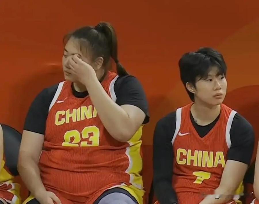 亚运会女篮26分赢蒙古却先落后，宫鲁鸣3分钟弃用刘禹彤，杨舒予崴脚下场，明天半决赛打韩国三分雨，张子宇的高度还管用吗
首节还剩不到两分钟，蒙古女篮的后卫一个加速就甩开了防守人，直杀篮下得分。24比23，中国女篮只领先1分。对手小组赛一胜两负，靠成绩最好的第三名才蹭进八强，却在开场打了女篮一个8比2