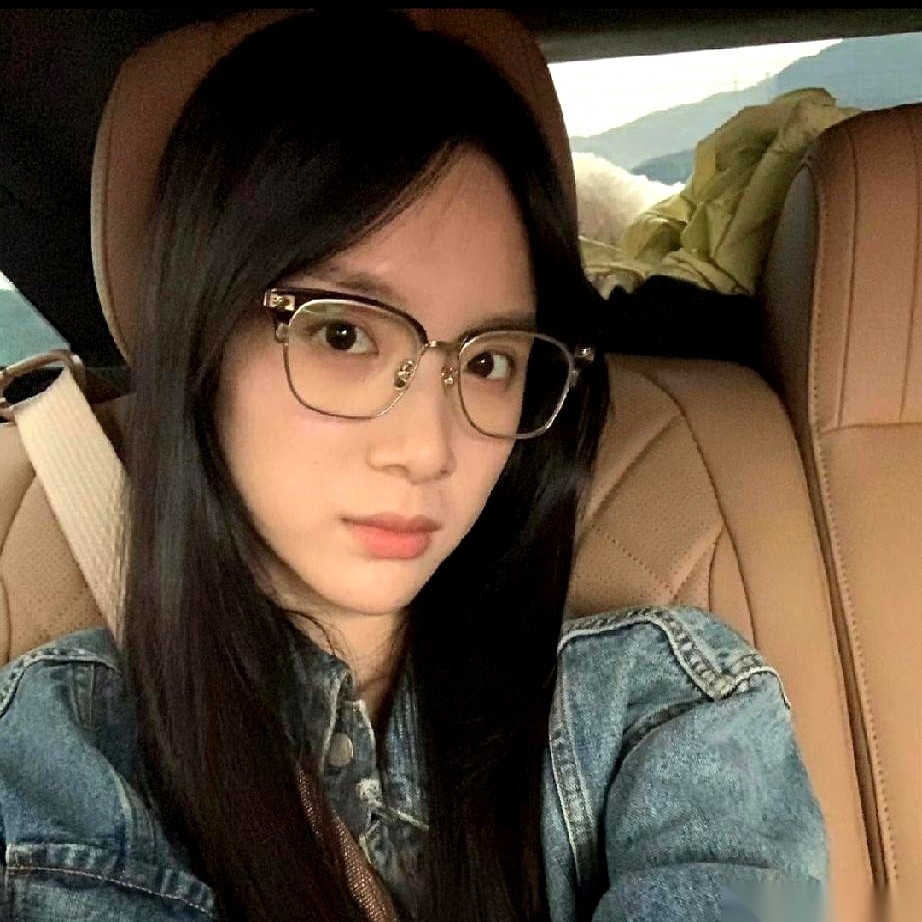 李思潼凭着《给阿嬷的情书》拿下了金鹿奖影后。
市场上偏乡土年代温情向的女主剧本原本就少得可怜。
量身定做的谢南枝演完之后业内下个角色还没任何动静。
很多人其实都看出来了，这不是起点太高的问题，而是有些演员的灵气，天生就只能放在特定的窄缝里。
她身上最金贵的东西，恰恰是那种未经雕琢的素人感。
说白了，