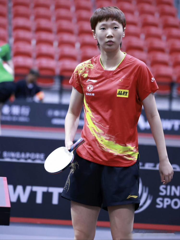 王曼昱打张本美和，11连胜，被硬生生撕开一道口子。
5月10日伦敦世乒赛女团决赛，张本美和3比2把王曼昱拉下马。比分跟坐过山车似的：11-4、11-9、6-11、4-11、11-4。前两局张本美和近台快撕，王曼昱的叹息之墙被捅穿了。
翻旧账：俩人碰过12回，王曼昱摁着她打了11次。2025年4月