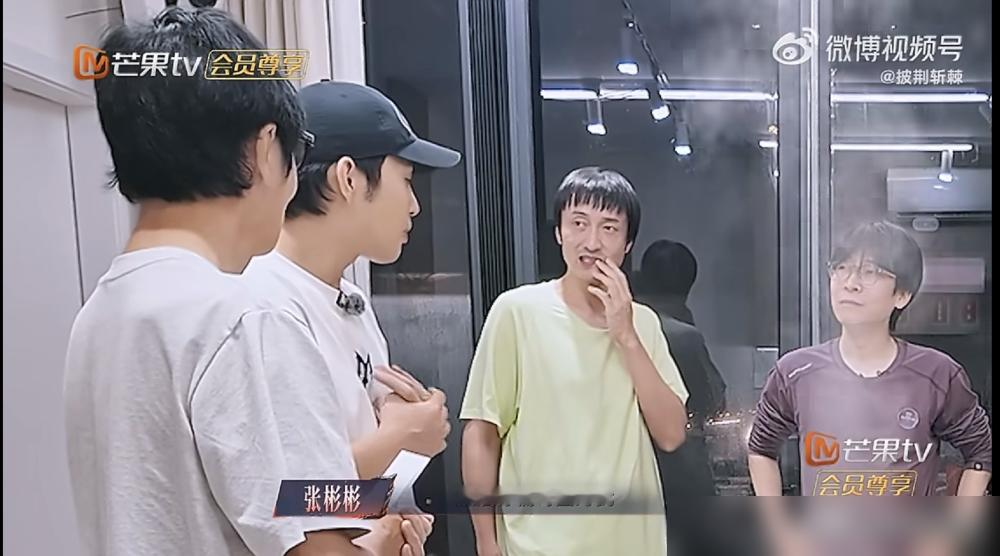 张彬彬护犊子护到连镜头都不顾了，直接当众警告曾辉：对楠哥好一点。
披哥宿舍里，乐坛一哥孙楠为了给曾辉改《一路向北》，硬生生熬到大半夜。因为曾辉自尊心强，孙楠教他都不敢说重话，小心翼翼地捧着。同屋的张彬彬彻底看不下去了，心疼大哥的付出，半开玩笑半敲打地吐了真言。
好在曾辉争气，被孙楠点拨后，学会一