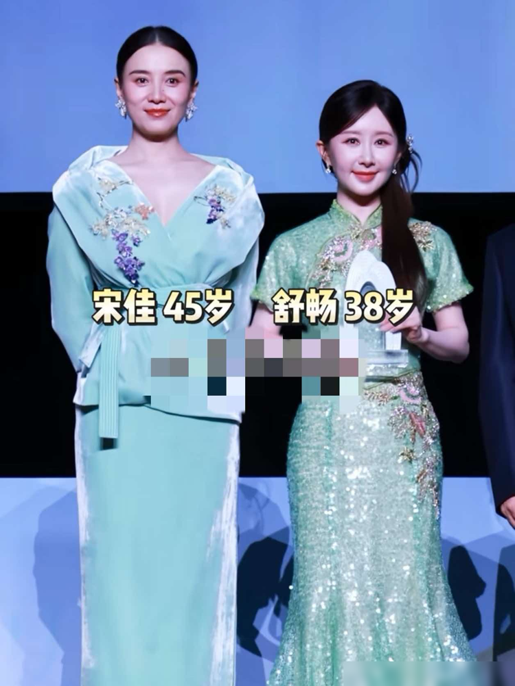 舒畅那张脸，生图一出来，评论区就炸了。38岁，饱满得一丝褶子都没有，苹果肌嘭着，法令纹影儿都找不着。旁边45岁的宋佳，眼角的纹路清清楚楚，反而被夸更自然。
同台四个人，就数舒畅最紧绷。短款亮片旗袍裹着，身材是真窈窕，脸也是真抢镜。可网友不买账：这状态，长剧镜头一怼，表情还能动吗？
有人翻出她早年