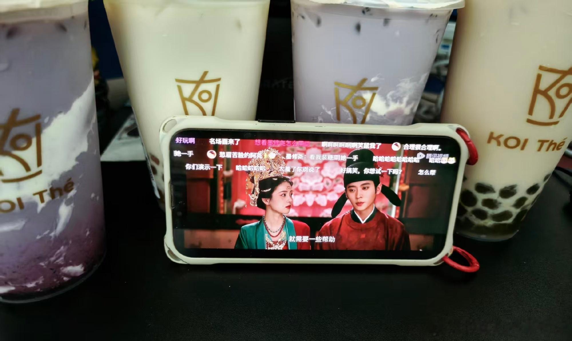 中午上班休息也不忘抽空追剧，顺便点了奶茶，真的太好看了，五集不够看，感...