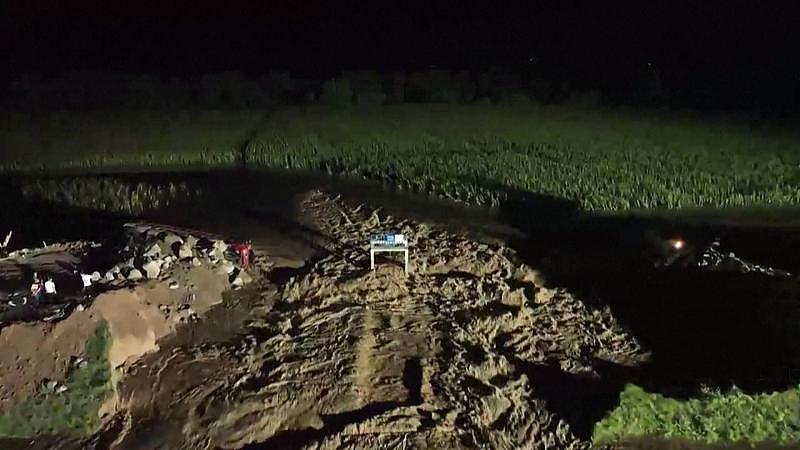 300万“捞局长”，人没捞出，中间人坐牢！
河南鲁山原应急局长被留置，家属急昏头，拿300万托人“捞人”。骗子张宏金自称“中央纪委退休领导”，收钱后装样子，根本没办事。牵线的高军军、范旭峰夫妇因诈骗罪分别获刑9年、12年，2026年8月入狱；原局长也因贪腐被惩处。记住：司法监察没有“花钱捞人”的后门