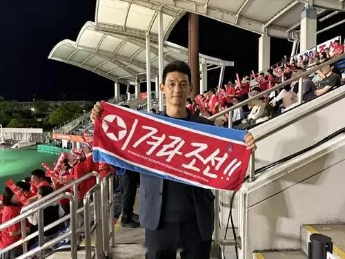 #U23国足vs朝鲜U23# 昨天现场还有安英学，他是朝鲜主教练李光川在世界杯上的队友，K联赛、J联赛都踢过，专程从横滨跑来看球的。

“在日朝鲜人已经是第4、第5代人了，他们强烈地认同自己的身份，用韩语唱歌、助威，我很欣慰。”

“在日朝鲜居民为这场比赛也演练了很多，韩国、日本都很强，但我希望朝 ​