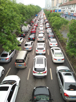 燃油车杀回前十，别急着唱衰新能源
9月的车市销量榜单一出来，不少人盯着看了好几遍。乘联会公布的数据显示，零售销量前十名里，新能源车占了8个席位，剩下两个位置被燃油车抢了回去。要知道，就在不久前，这个榜单曾经被新能源车型全部包揽，前十名清一色绿牌车。如今两款燃油车重新挤进来，有人开始嘀咕：新能源是不是