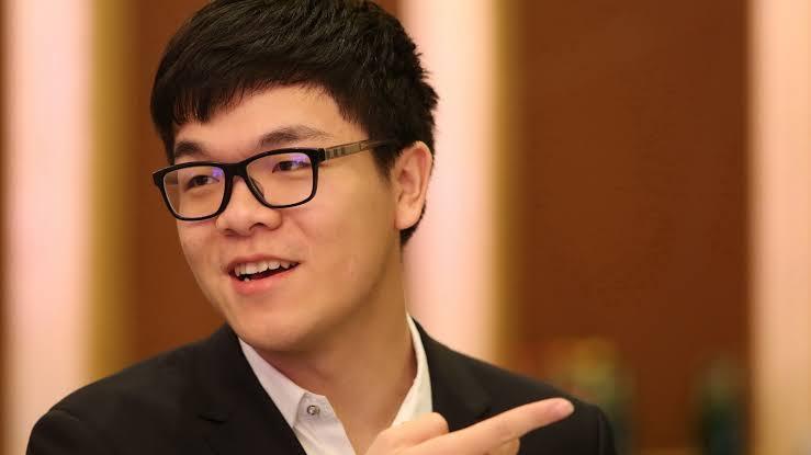 这特么是柯洁？
那图二是谁？ ​