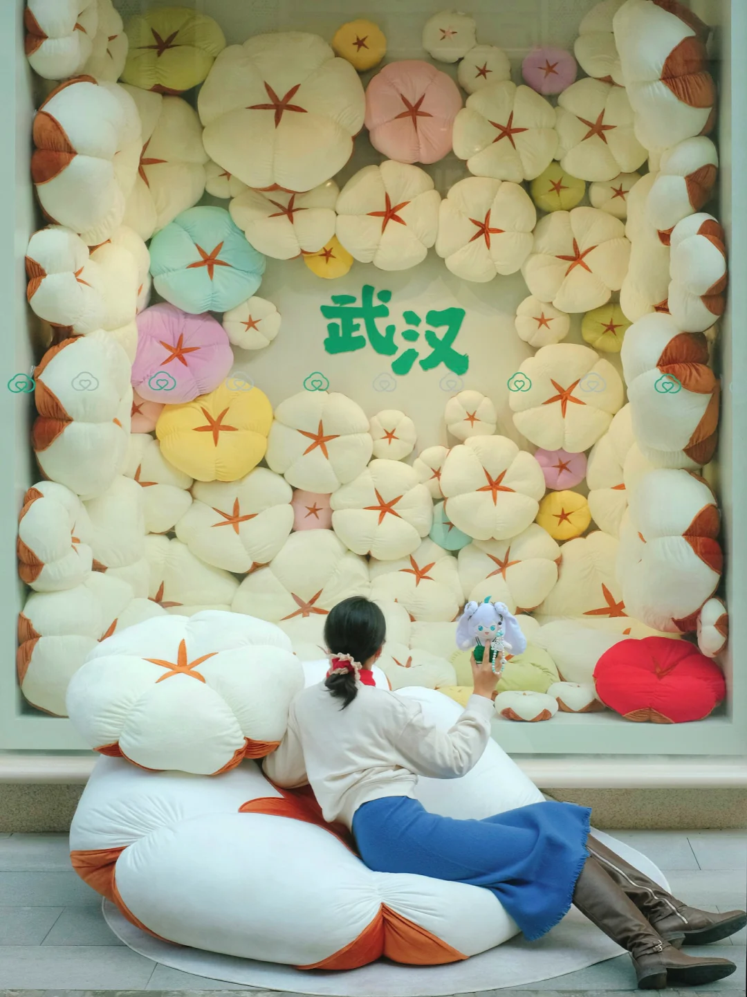 什么 ！ ！武汉街头惊现大棉花沙发 ！ ！