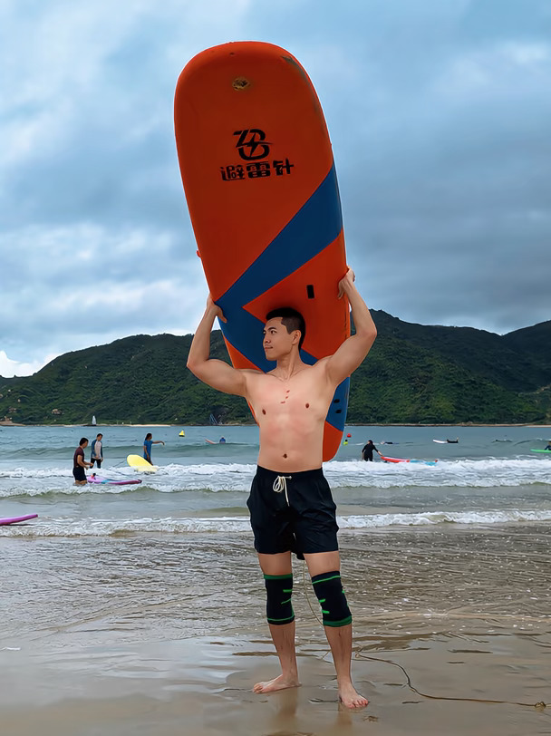 第一次玩冲浪是在台风天…