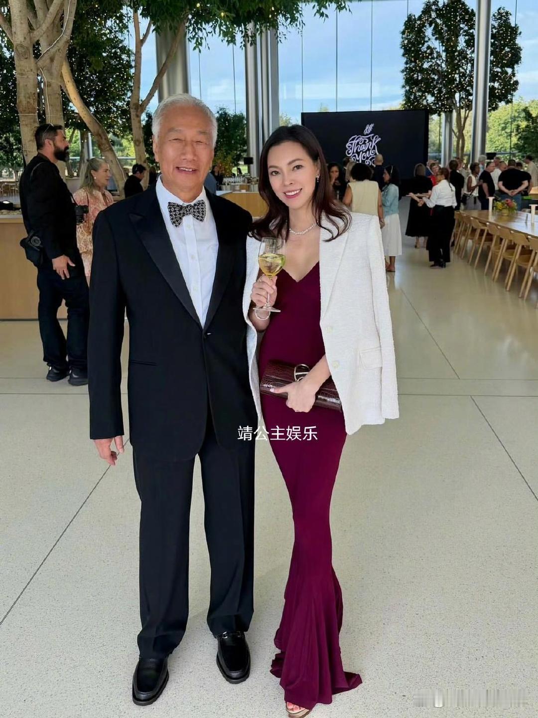 郭台铭和妻子曾馨莹现身加州出席库克在苹果公司的离职晚宴，夫妻俩装扮时尚有型，气色看起来很好，感觉俩人没太受台媒爆料的八卦绯闻影响。台媒此前爆76岁的郭台铭与一位谢姓女子通过打高尔夫球认识，已经低调交往一年，但夫妻俩均予以否认。 ​