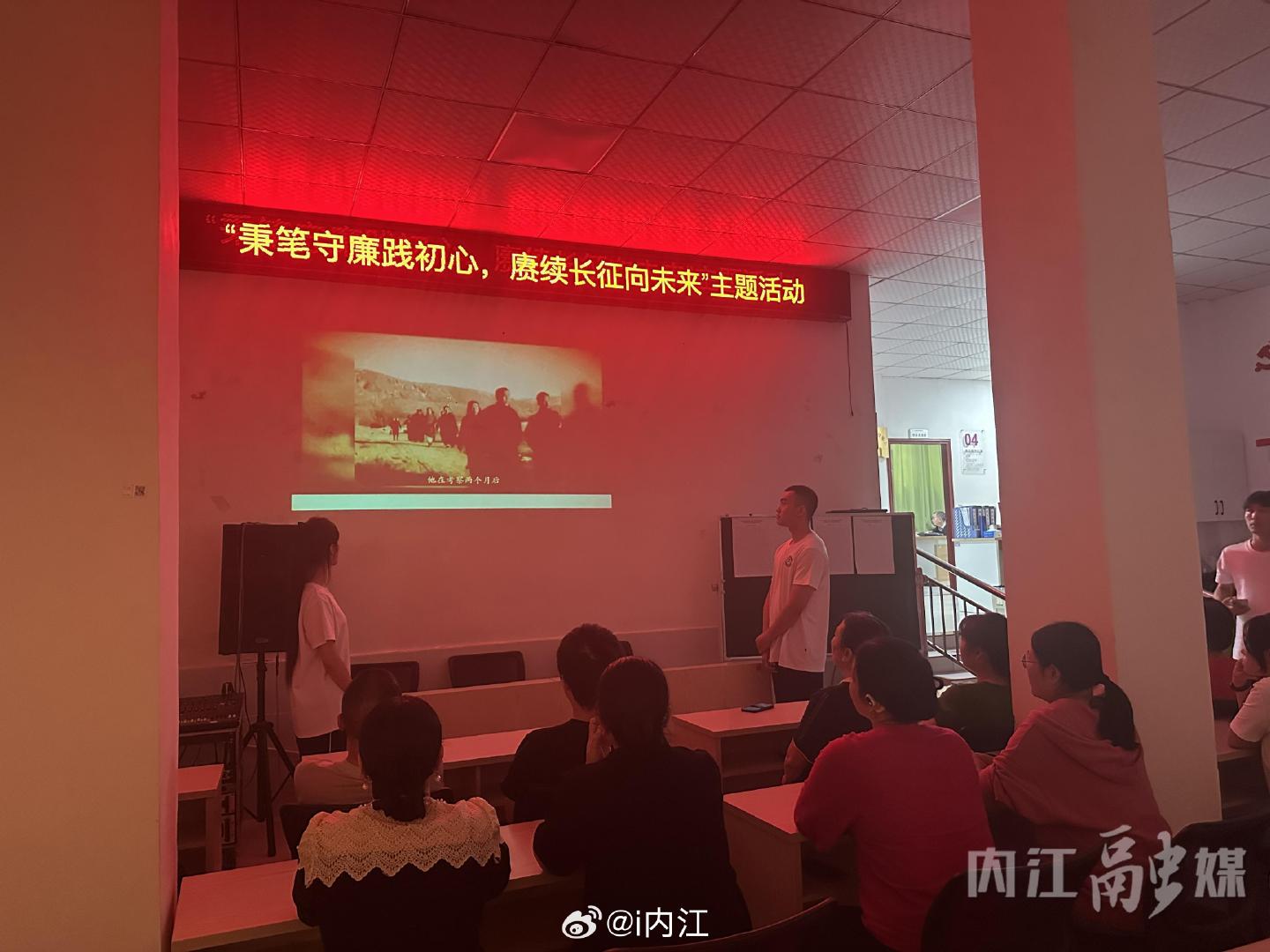 【礼赞华诞氛围浓！内江各地开展多场迎国庆主题活动】在国庆节来临之际，9月30日，内江多地纷纷开展形式多样、内容丰富的迎国庆主题活动，爱国主义教育、便民服务、文明宣讲进校园、进社区，让广大群众在丰富多彩的活动中共贺祖国华诞。 ​