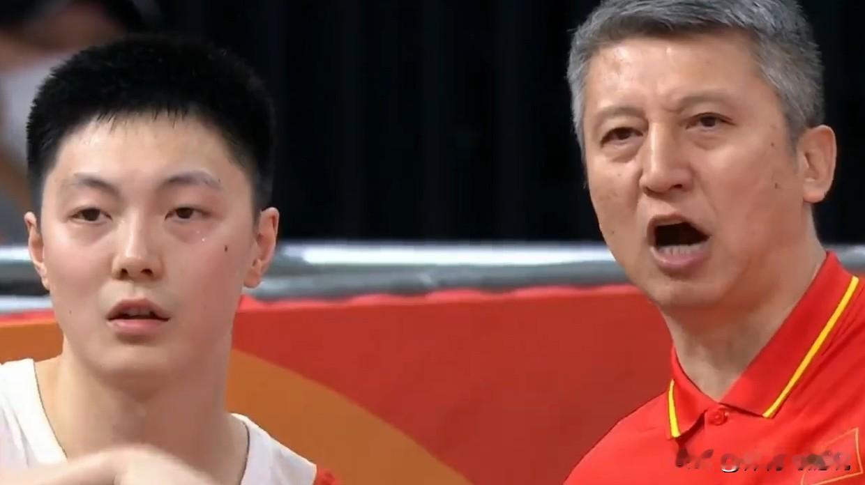 近些年，中国男篮历任主教练下课的原因：

2013年马尼拉亚锦赛大败，中国男篮最终排名第五。最新上任外教杨纳基斯下课。

2019年家门口的男篮世界杯，中国男篮没有出线，李楠主教练下课。此后一年时间内，中国男篮陷入了完全的低估，甚至黑暗时期。

2022年，杜锋执教的中国男篮亚运会只拿到第八的成绩，
