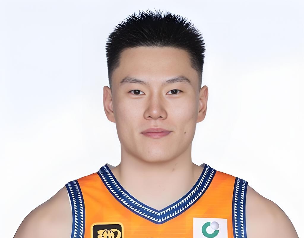 男篮惨败日本，他是中国男篮表现最亮眼的那个人，13个篮板9分，几乎是两双的数据，李弘权只有1米98的身高，却能抢到13个篮板，比对面日本的柯克，两米14的身高，12个篮板，还要多一个，这就是他的拼搏精神，胡金秋两个篮板，余嘉豪3个篮板，崔永熙6个篮板，他们三个人加在一起，也没有李弘权一个人的篮板多，
