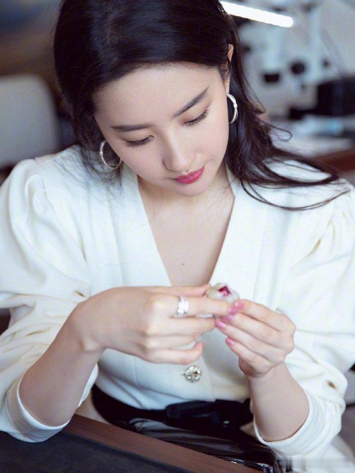 刘亦菲 ​​​ 理想中的优雅高贵 ​ ​​​