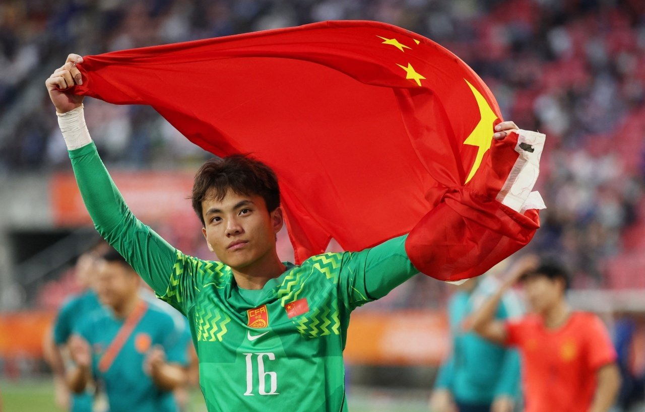 #李昊高举五星红旗庆祝# 

在点球大战击败乌兹别克斯坦后，我们的门神李昊高举五星红旗庆祝铜牌。

#U23男足亚运夺得铜牌# ​​​​ #中国U23国足vs乌兹别克斯坦U23# ​