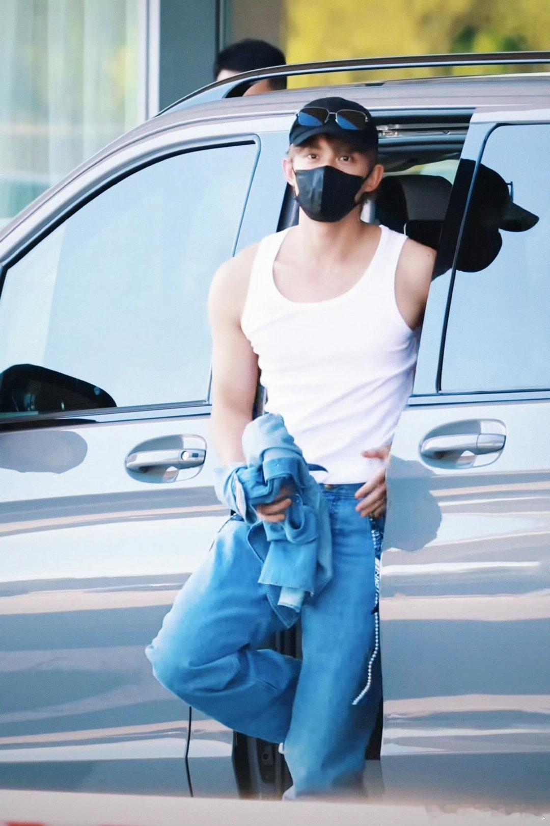 #吴磊还有四部待播作品##吴磊[超话]# 好期待，什么时候上映呀#吴磊染金发# 帅帅出场[good][good][good] ​
