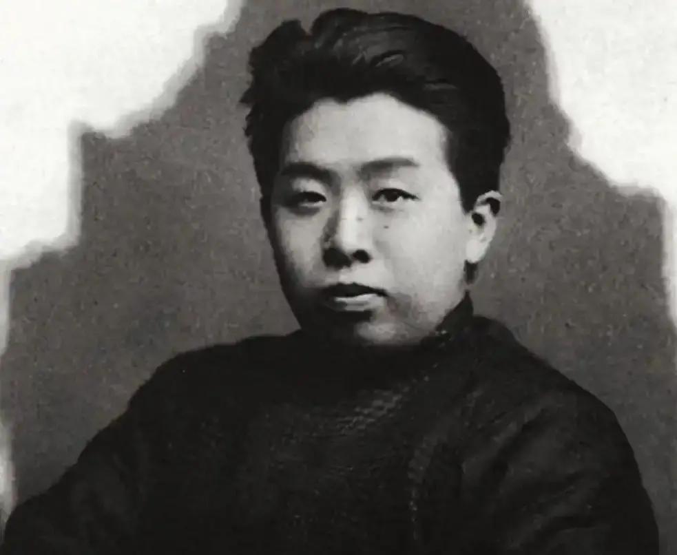 张作霖一生有8个儿子，把长子张学良捧为接班人，却唯独对原配所生的次子张学铭极其厌恶！父亲骂他是“讨债鬼”，可多年后，正是这个被嫌弃的儿子，在天津硬碰硬暴揍了日本人！
1931年11月初的天津，夜风已带寒意。警察局长办公室里，张学铭刚放下电话，指尖按着发烫的听筒。线报再次确认：日租界里，土肥原贤二搜罗