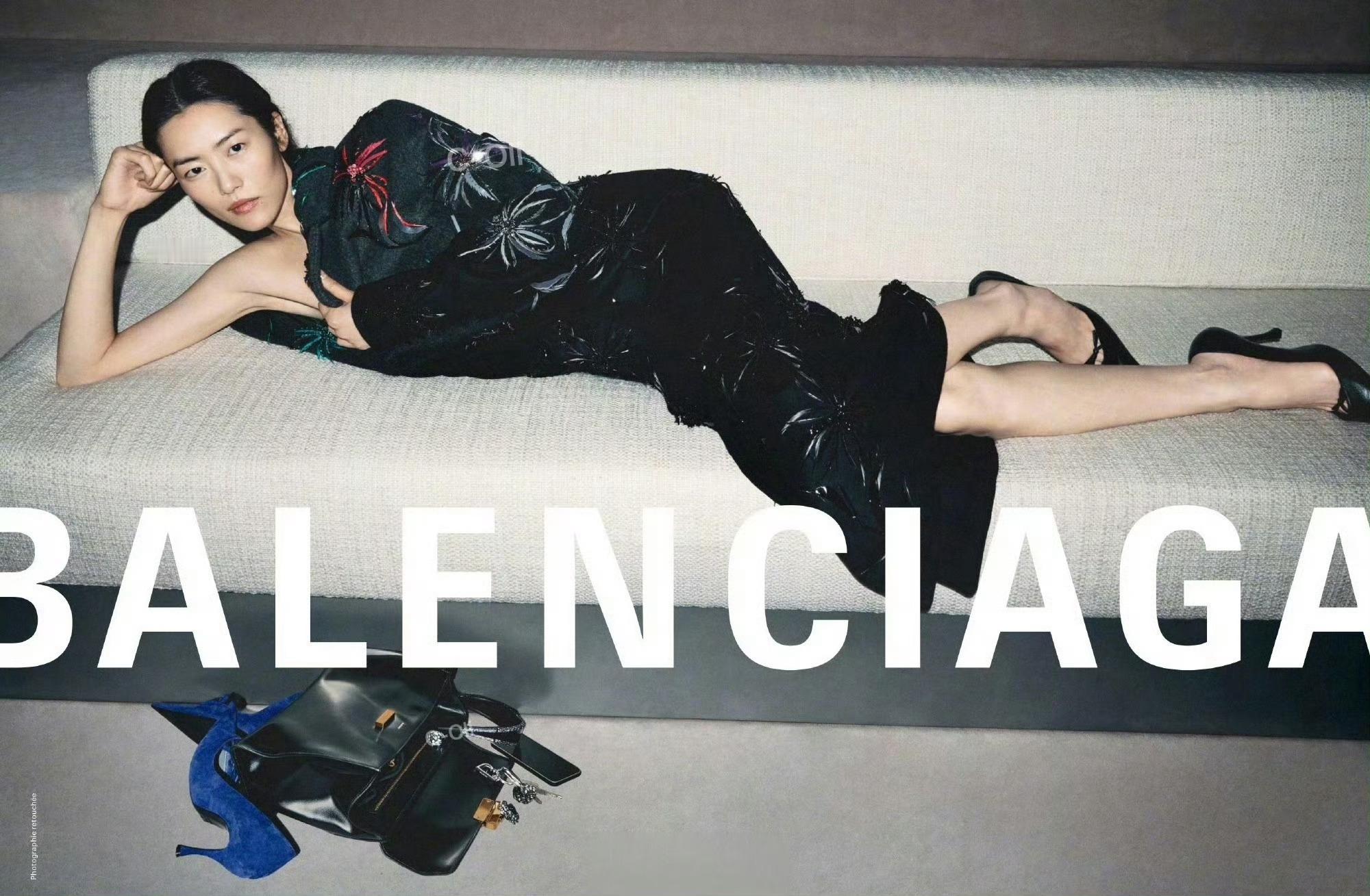 Balenciaga Winter 2026 Campaign #时尚灵感解读# 

巴黎世家冬季26系列 “光与影” (ClairObscur) 主题，广告大片由摄影师 Robin Galiegue 掌镜，刘雯、Anok Yai、Dara Gueye 三位超模演绎。灵感源自文艺复兴盛期的明暗对比艺术，聚焦外套与包袋的建筑感结构，以当代语汇重塑品牌的经典廓形，在黑暗与 ​