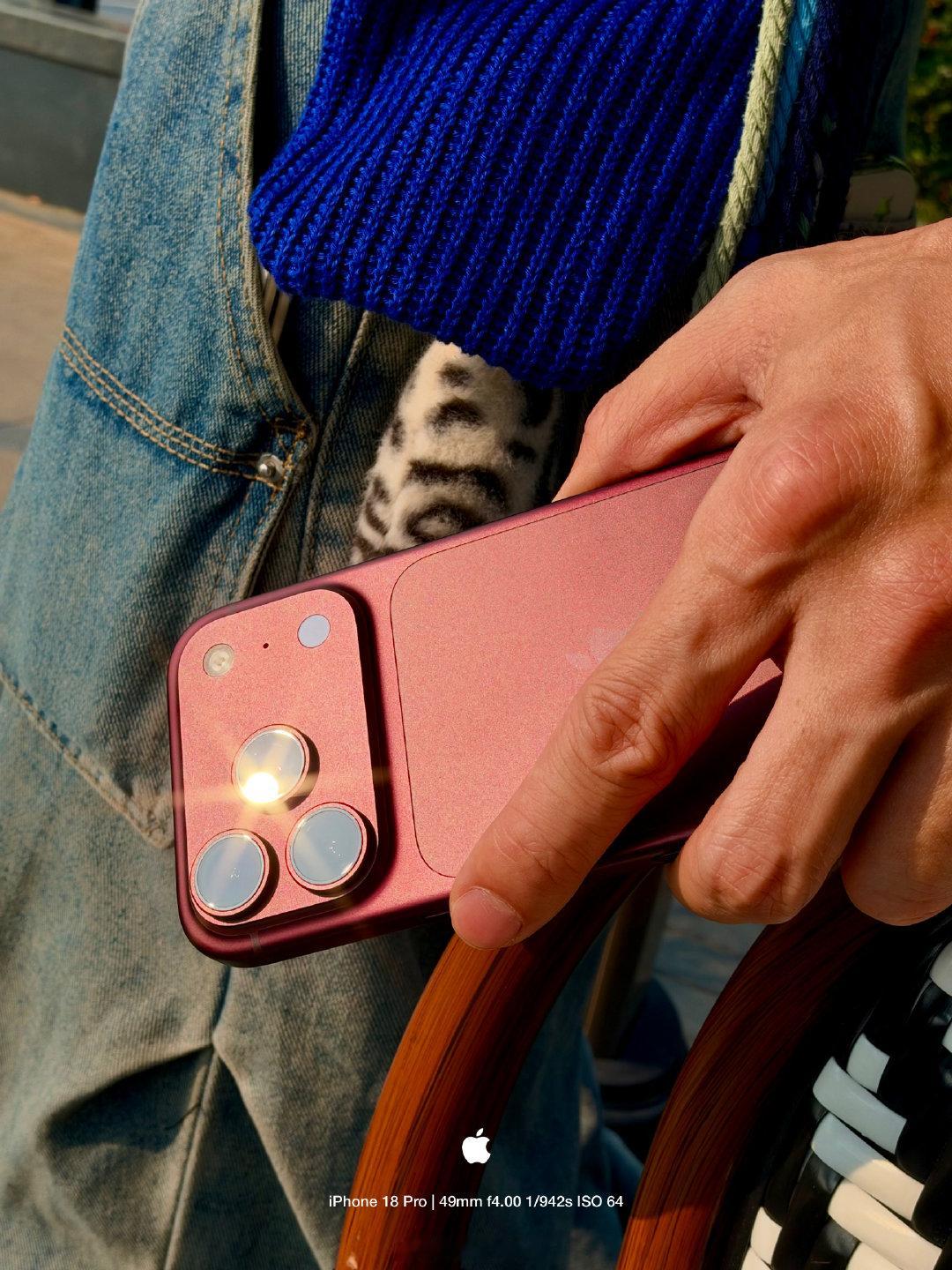 男人的专情保质期大概有多久？
昨天我还在对着星宇橙 iPhone 17 Pro 上演依依不舍的苦情戏，对着新来的勃艮第酒红 iPhone 18 Pro 疯狂输出，吐槽暗沉没有活力，结果今天拿出去晒了个太阳……哎呀妈呀，越看越觉得顺眼了…这变心速度，呵，男人[doge] ​