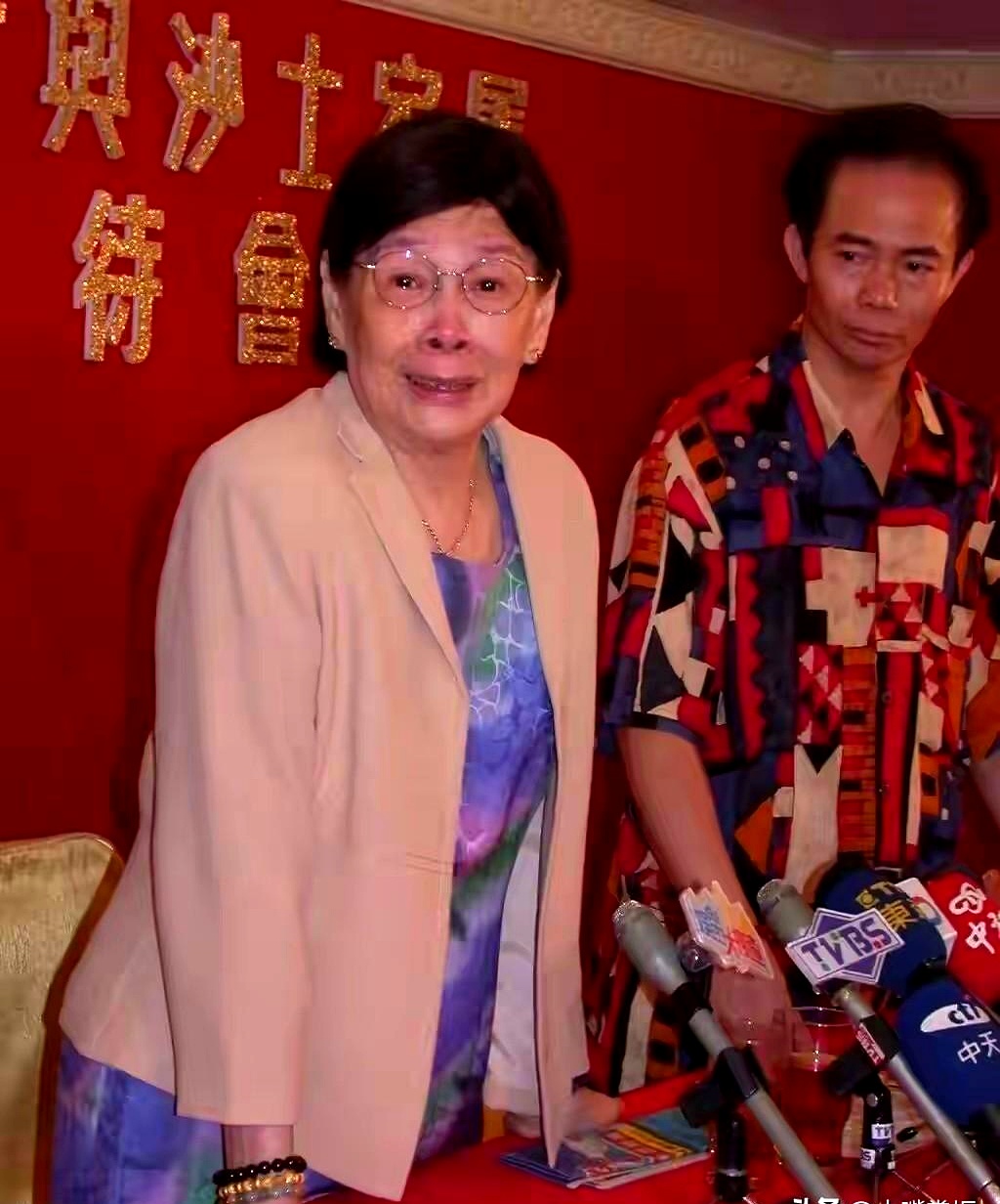 梅艳芳102岁的母亲低调出殡火化，大儿子梅启明得知后当场血压飙升、呼吸困难被送去急救，不知道的还以为是大孝子痛失老母，其实是最后的发财梦彻底碎了
 

老太太闭眼之前早就看透了，身后事全权交给孙子操办，防的就是这个亲儿子。这位当大哥的之前到处嚷嚷要花150万办风光大葬，自己兜里没半毛钱，摆明了是想借