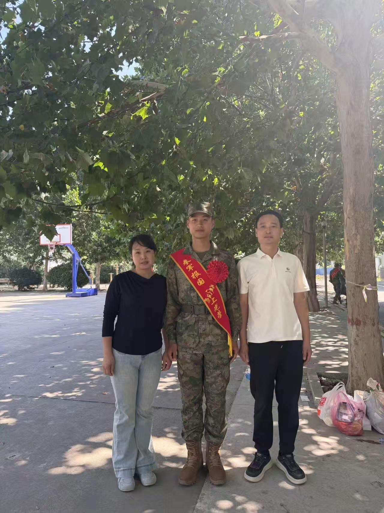 佩服俺姐培养出两个国家人才老大21参军老二26参军愿你们前程似锦，归来仍是少年一人参军，全家光荣参军入伍青春无悔
