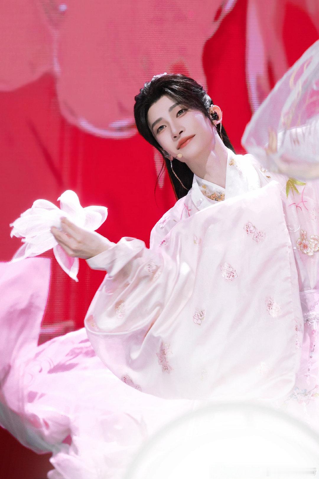 #刘宇[超话]#  人生这一程，健康是底色，快乐是礼物，心态是财富。少一点疲惫，多一点放松，好好生活，好好爱自己！活力满满的一天，早安🌷我的男神[手指比心] ​