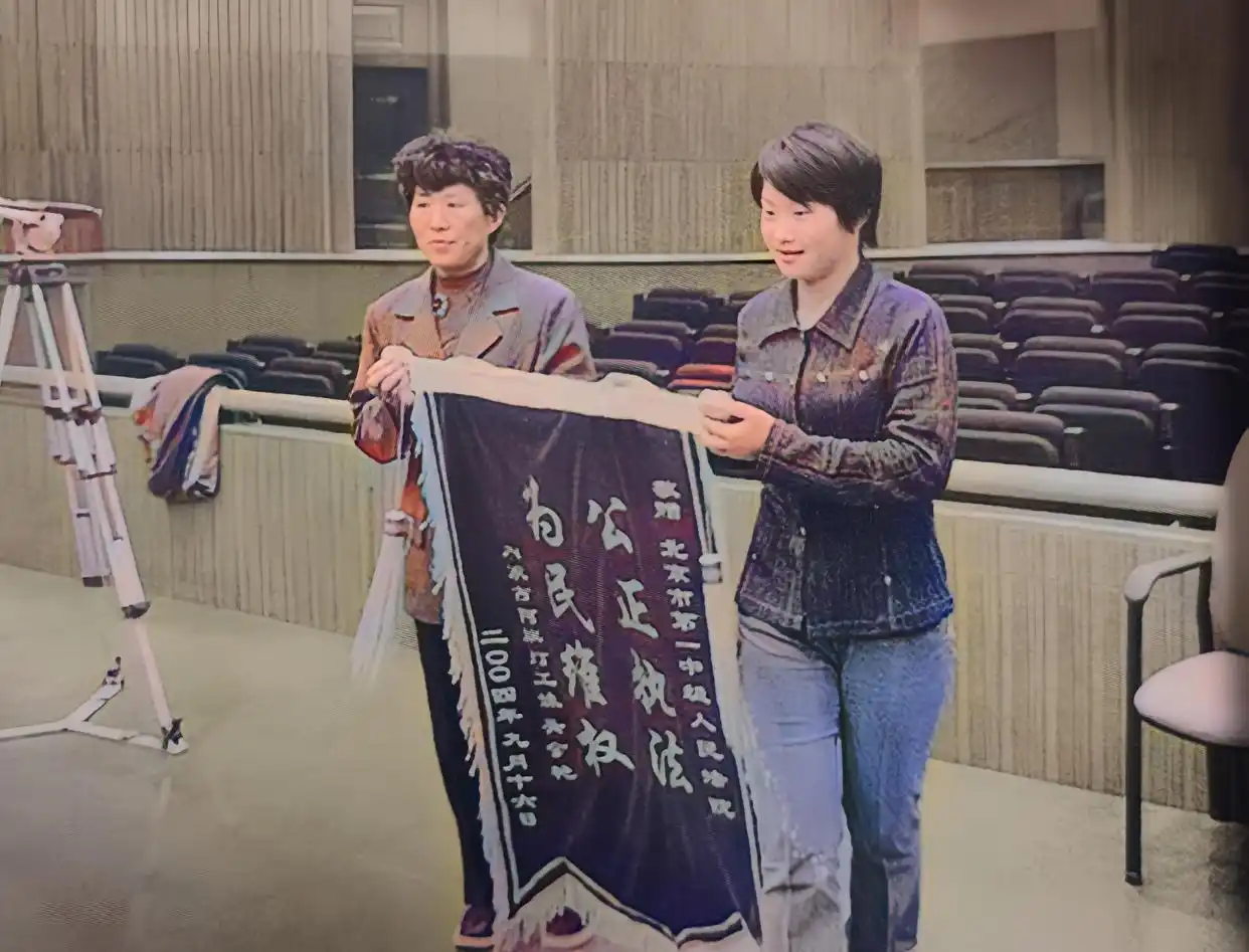 “我保护自己也错了吗！”2003年，北京，3位男子深夜强行闯入女生宿舍，殴打其中一名女子，并撕烂她的睡衣，惊慌下女子持刀和男子对抗，情急之下刺死一男子，死者家属要求女子赔偿22.7万，女子则认为自己是正当防卫，法院的判决亮了！

主要信源：（重庆晚报——弱女刺死歹徒判无罪）

2003年9月10日凌