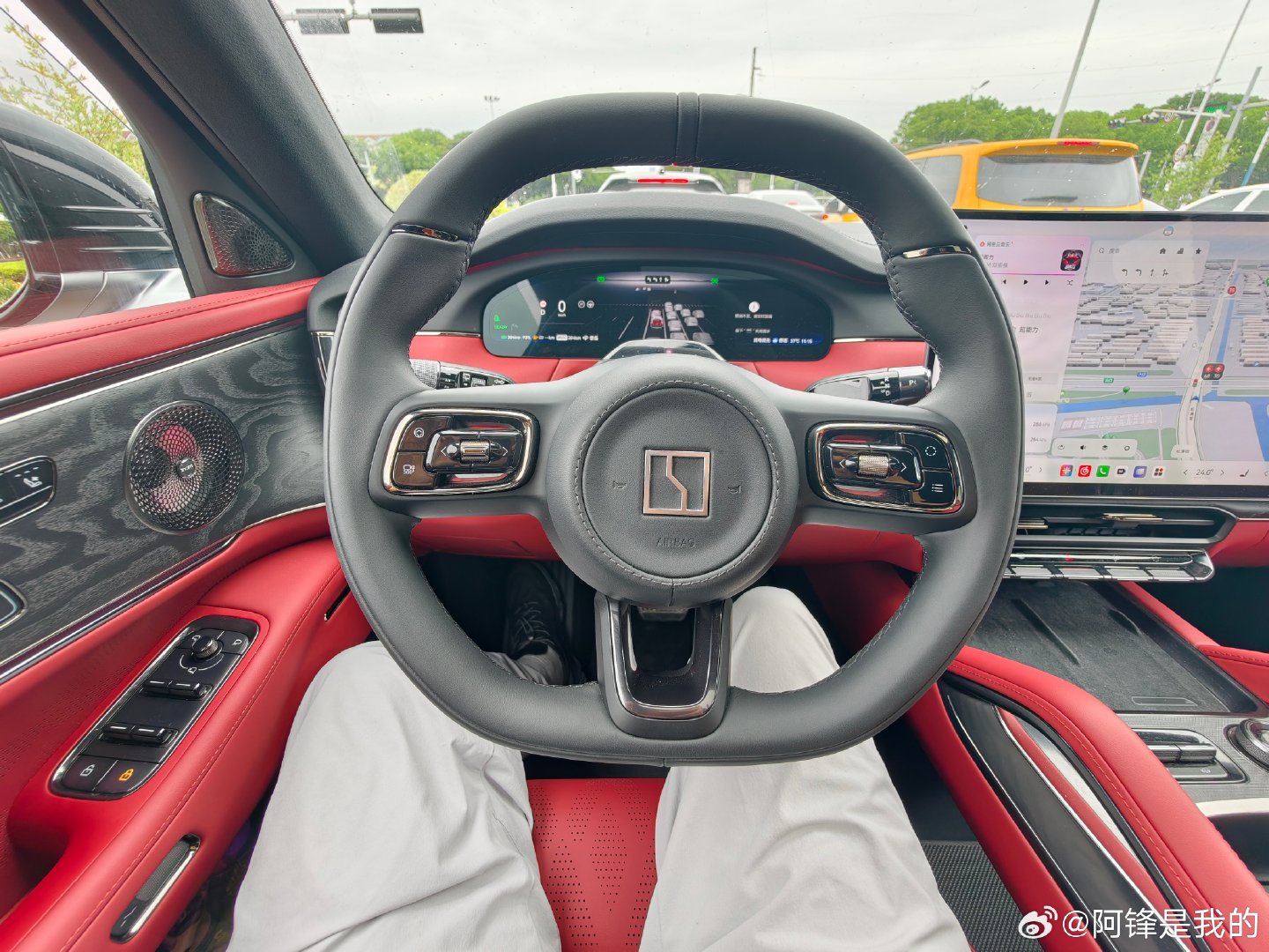 如果哪个人跟你说紧急关头踩刹车还要考虑角度，力度，讨论什么多大扭力。。。这个人坏透了！
总之视频里是一个人踩断的，不是机器，紧要关头人命关天的时候，你跟我说不用你这辈子最大的力气去踩？？赛过放屁！#极氪##极氪[超话]##极氪8x##懂车帝##尊界v800刹车踏板支架断裂# ​