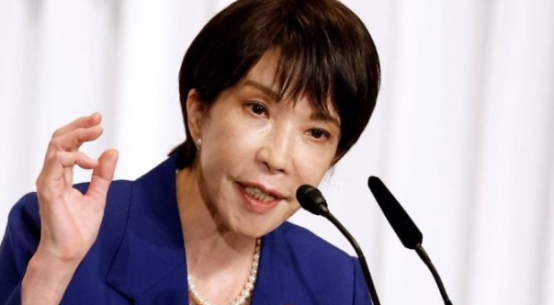 高市早苗两天两次公开对美表态：拒绝跟随美国将 AI 改称 “超级智能”，同时批评美方制裁国际刑事法院、冻结日本籍院长资产，称此举与日本立场不相容。
强硬表态源于琉球美军杀人案引发的国内舆论压力。琉球多地议会要求修改《日美地位协定》，该协定给予美方涉案美军优先审判权，长期是当地矛盾根源。
但高市仅停留