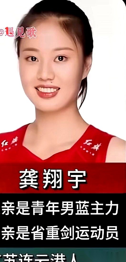 翻开中国女排主力阵容的家庭底细，这十个人的家境落差大得超出很多人预料。
一边是河南农村走出来的朱婷，当年差点连路费都凑不齐；另一边是住着大宅的惠若琪和曾春蕾，家底厚实到完全可以一辈子不吃苦。
但这十个人套上同一套红黄色运动服，就必须在同一块木地板上摔打。
家境优渥的，不止惠若琪和曾春蕾，刘晏含家里条